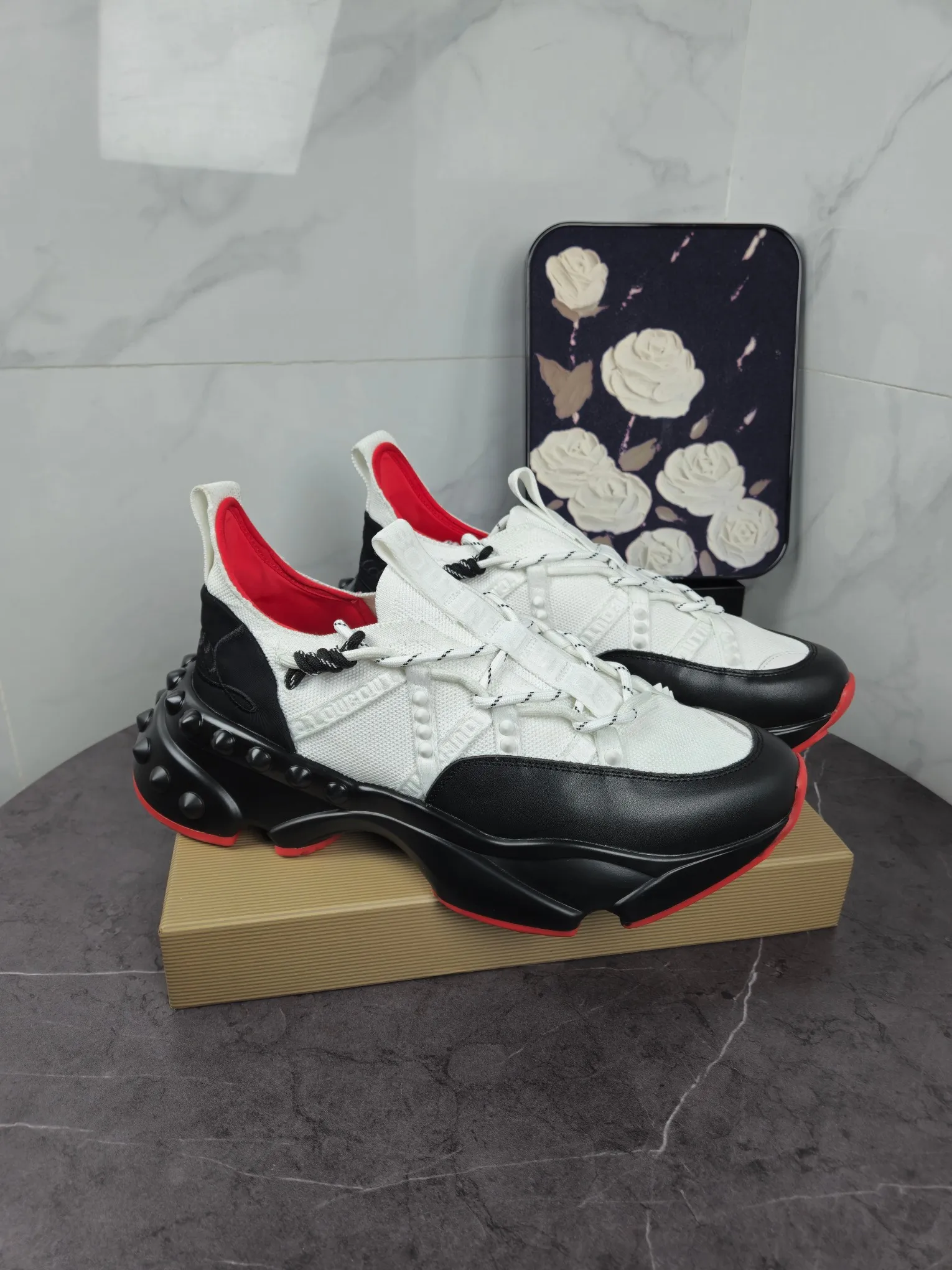 Men's shoes 💰700 Fashionable brand Chri*stian loubou*tin original single item New CL red-soled shoes latest series for casual couples, uppers are made of imported Lycra + high-density breathable fly weave, environmentally friendly high-elastic suction mold feet will never delaminate, the outsole is made of super non-slip and wear-resistant PU + vacuuming Two-color combination Size: Female 35-43 Male 38-47 Comes with a handbag, card, shoehorn "full package